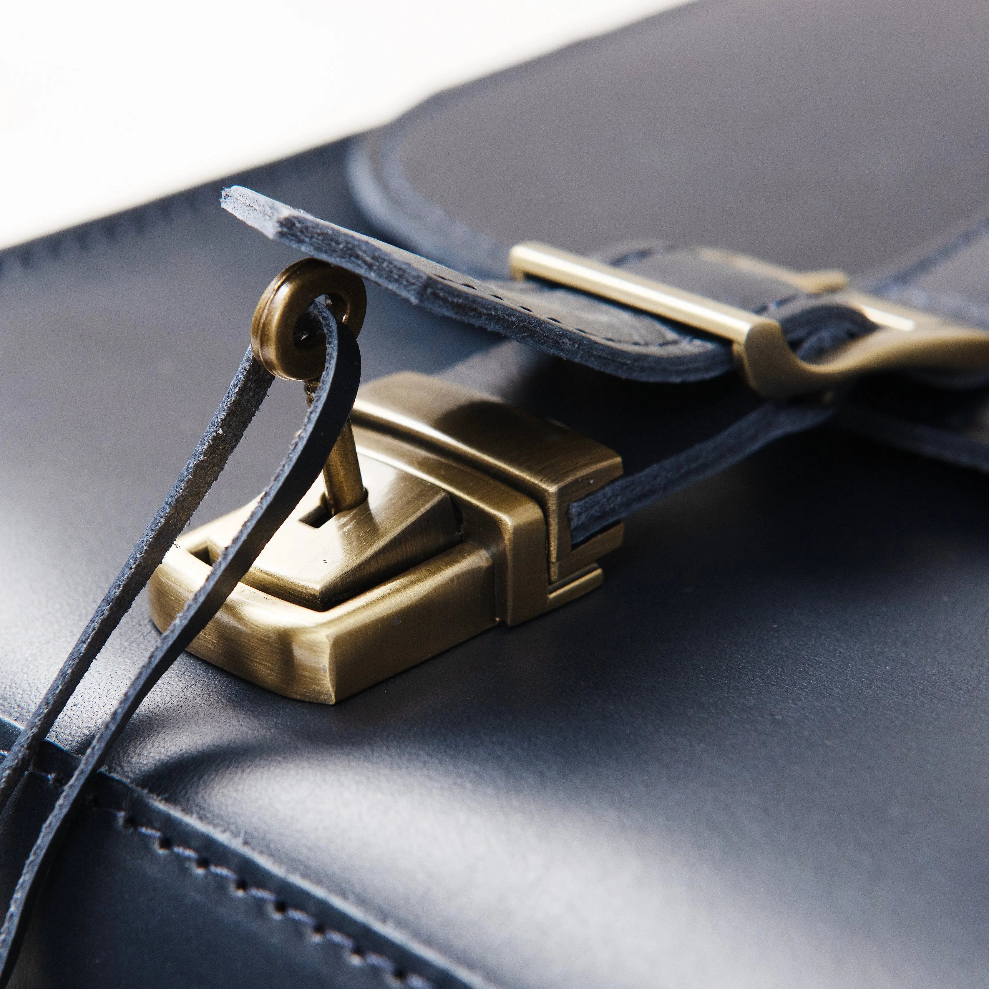 "Temur XL - Lacivert" Lüks Evrak Çantası / Anahtarlık Hediye Kargo, İsim Kazıma, Hediye Paketi Ücretsiz !