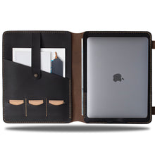 Görseli Galeri görüntüleyiciye yükleyin, &quot;Artunç XL-Chocolate🍫&quot; Lüks Hakiki Deri Organizer &amp; Macbook - İPad Kılıfı / İsim Yazma, Şık Hediye Paketi, Ayraç, Anahtarlık ve Kargo Ücretsiz !
