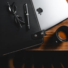 Görseli Galeri görüntüleyiciye yükleyin, &quot;Artunç XL-Chocolate🍫&quot; Lüks Hakiki Deri Organizer &amp; Macbook - İPad Kılıfı / İsim Yazma, Şık Hediye Paketi, Ayraç, Anahtarlık ve Kargo Ücretsiz !
