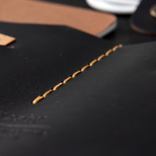 Görseli Galeri görüntüleyiciye yükleyin, &quot;Artunç XL-Chocolate🍫&quot; Lüks Hakiki Deri Organizer &amp; Macbook - İPad Kılıfı / İsim Yazma, Şık Hediye Paketi, Ayraç, Anahtarlık ve Kargo Ücretsiz !
