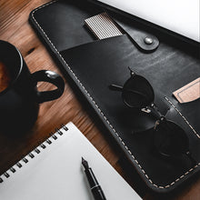 Görseli Galeri görüntüleyiciye yükleyin, &quot;Artunç XL-Chocolate🍫&quot; Lüks Hakiki Deri Organizer &amp; Macbook - İPad Kılıfı / İsim Yazma, Şık Hediye Paketi, Ayraç, Anahtarlık ve Kargo Ücretsiz !
