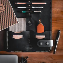 Görseli Galeri görüntüleyiciye yükleyin, &quot;Artunç XL-Chocolate🍫&quot; Lüks Hakiki Deri Organizer &amp; Macbook - İPad Kılıfı / İsim Yazma, Şık Hediye Paketi, Ayraç, Anahtarlık ve Kargo Ücretsiz !
