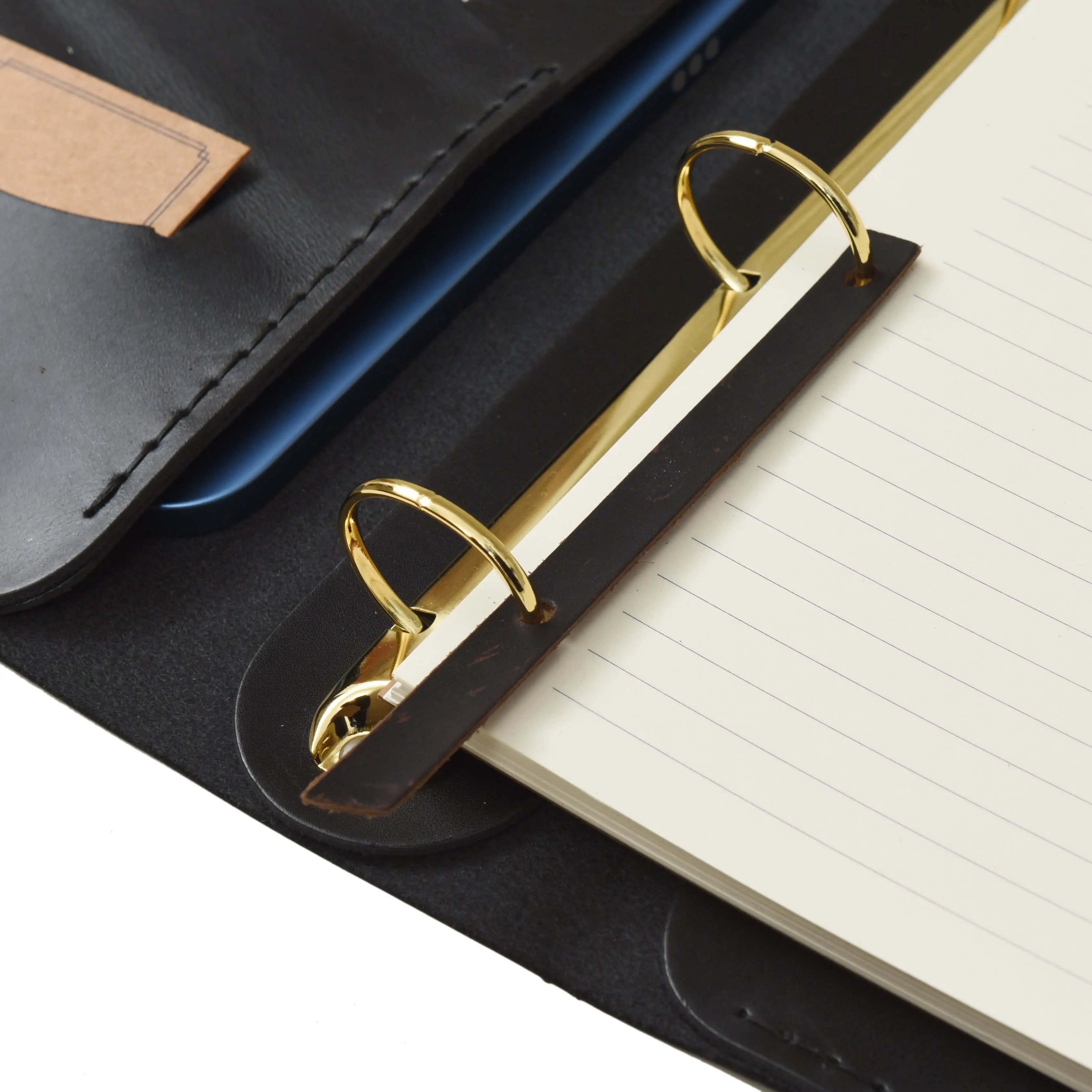 Güneri A4 Pro-Antik Siyah Lüks Hakiki Deri Organizer içindeki çizgisiz bloknot ve altın renkli halka sistem.